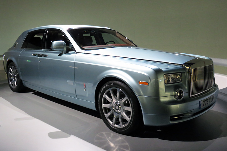 最後に紹介するのは、2011年のジュネーブショーで発表された「ロールス・ロイス102EX」。145kW（197ps）を発生する電動モーターを2基搭載しており、1回の充電で200kmの距離を走行可能だったという。