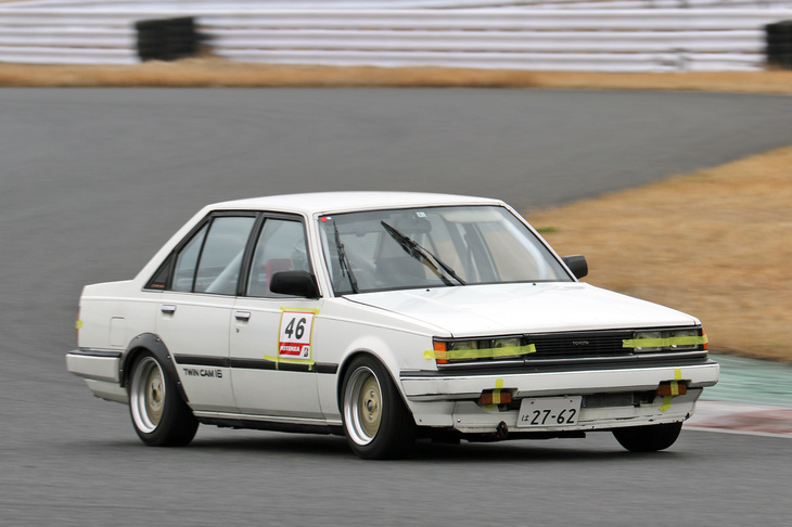 「トヨタ・カリーナ1600GT」。FRとしては最終世代となる3代目カリーナ1600GT。エンジンが2バルブの2T-GEUから4バルブの4A-GEUに換装された最終型。