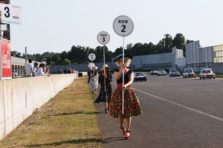 スタート3分前、コースから退出するグリッドレディー。午後4時近くとなり、季節は初夏とはいえ日が傾き始めている。