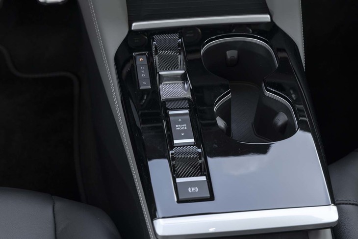 シフトセレクターはグループ内で広く使われるトグルスイッチ式。ドライブモードセレクター、パーキングブレーキスイッチと合わせて直線上にレイアウトされる。