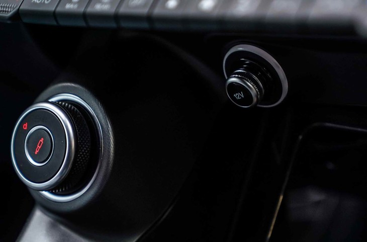 ドライブモード切り替え機能「アルファD.N.A.」のダイヤルはステアリングホイール右下にレイアウトされる。