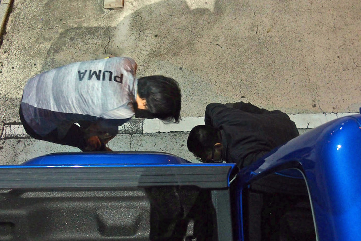 本格的なオフロード走行もこなせる標準装備のFOXファクトリー製パフォーマンスショックアブソーバーをのぞき込みながら、ウンチクが止まらないバイパーほった君。ちなみに「グラディエーター ルビコン」の“3アングル”は、アプローチが43.4度、ランプブレークオーバーが20.3度、デパーチャーが26度とのこと。（数値はいずれも米国仕様）