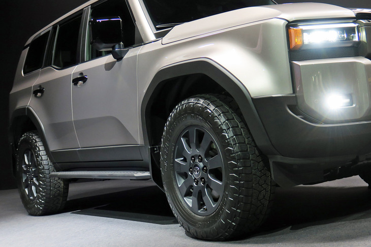 スクエアなボディーからぶっくりと張り出した、台形のフェンダー。太いクラッディングもあって、腰下の力強さは相当なものだ。