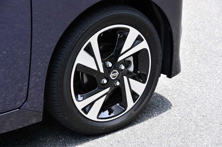 15インチのアルミホイール（写真）は、最上級グレード「ハイウェイスターGターボ プロパイロットエディション」だけに装着される。他グレードでは14インチのホイールが組み合わされる。