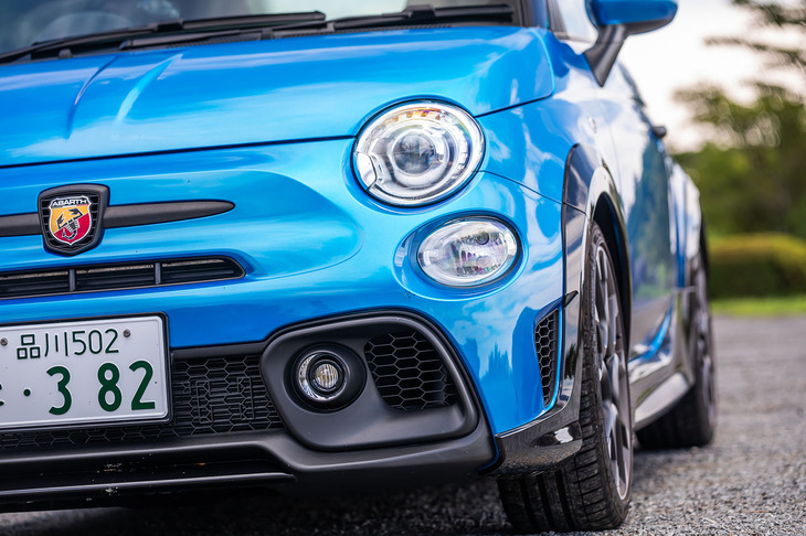 片側5mmずつ拡幅されたフェンダーアーチやフロントリップスポイラー、サイドスカートなどにブラックのアイテムを採用。ベースとなった「695コンペティツィオーネ」とは異なるフィニッシュが特徴だ。