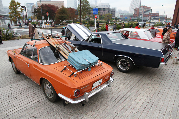 通りに面した最前列にはアメリカンテイストなクルマが数多く並んでいた。手前はビンテージのスキーをキャリアに積んだ、珍しい「タイプ3」ベースの1969年「フォルクスワーゲン・カルマンギア1600」。奥は1970年「シボレー・エルカミーノSS396」。エルカミーノはフルサイズのシボレー（乗用車）がベースのピックアップだが、これは396立方インチ（6.5リッター）のV8を積んだハイパフォーマンス仕様。