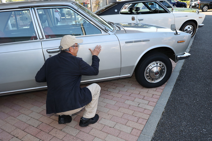 澁谷さんいわく「こんな感じで、太田さんが鋭い目でクレイモデルのラインや面をチェックしていたんですよ」。