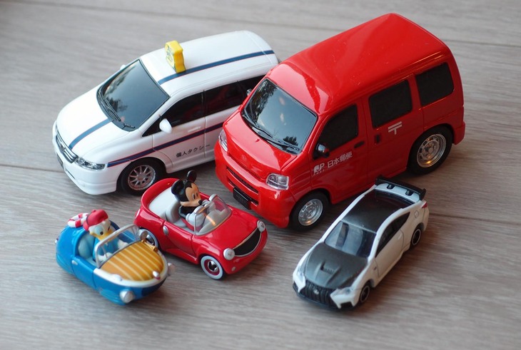 わが家の1歳児の宝物。このほか、救急車や消防車も大好物です。子どもって、どうして働くクルマが好きなんでしょう？（関）