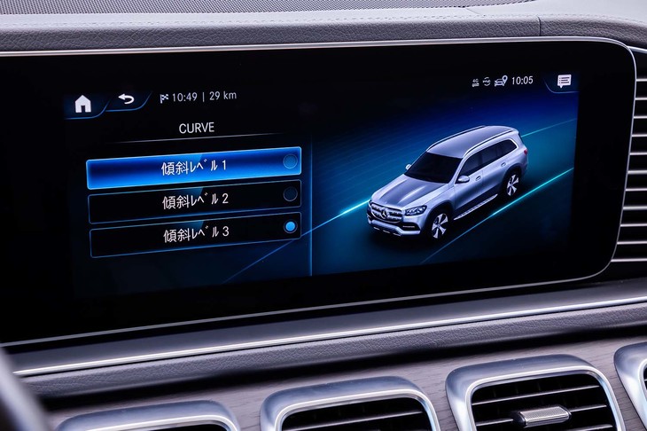 48V駆動のアクチュエーター付きエアサスペンションを活用した「ダイナミックカーブ」機能を備えている。普通の交差点を曲がるような場合でも外輪側を伸ばして内輪側を縮め、車体のロールを抑えてくれる。