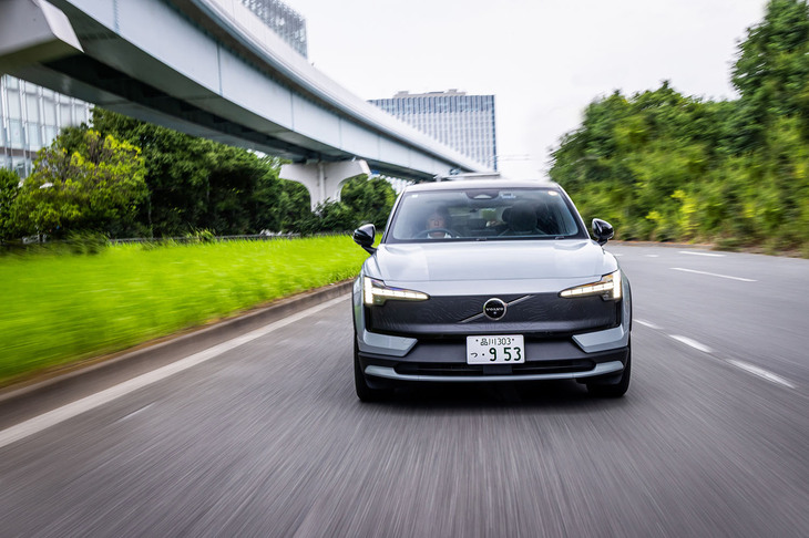 フロントに最高出力150PS、リアに同272PSのモーターを搭載。リアモーターはシングルモーターの「EX30」と同じスペックである。一充電走行距離は500km（WLTCモード）と発表されている。