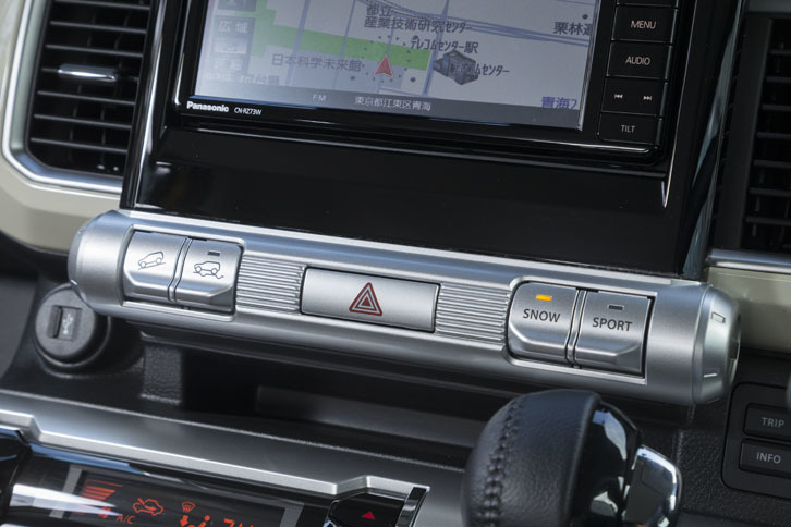 4WD車にはドライブモードセレクターが備わっており、通常状態に加えて「スノー」「スポーツ」の2つの走行モードが選択可能。さらに、ぬかるみなどからの脱出をサポートする「グリップコントロール」や、下り坂で車速を一定に保つ「ヒルディセントコントロール」といった機能も備わる。