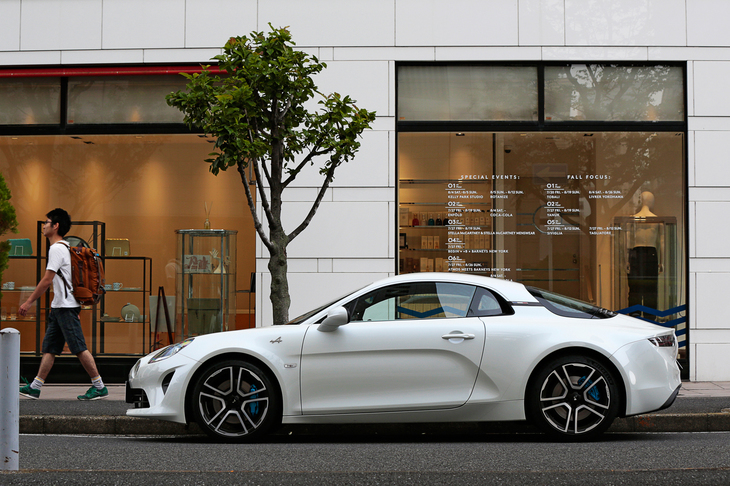 新型「アルピーヌA110」は、RRだったオリジナルとは異なる、MRの駆動方式を採用。これにより、高さのある1.8リッターエンジンを搭載しつつもなだらかなシルエットを実現した。