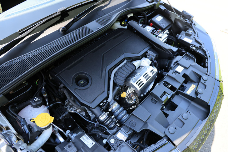 マイルドハイブリッド車のエンジンルーム。ミラーサイクル方式の1.2リッター直3ターボエンジン（最高出力136PS、最大トルク230N・m）にフロントモーター（同21.8PS、同51N・m）が組み合わされ、システム最高出力145PSを発生する。