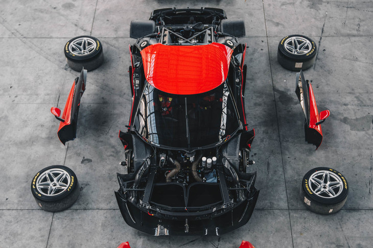 ホイールはサーキット走行用のセンターロック式18インチと、「エキシビションパッケージ」と呼ばれるセットに含まれる21インチの2種類が用意されている。