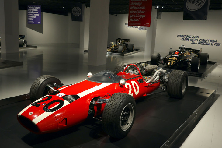 1966年「クーパー・マセラティT81」。規定の排気量が1.5リッターから3リッターへと倍増した年に登場したマシンで、展示車はヨアキム・ボニエが操縦した個体。