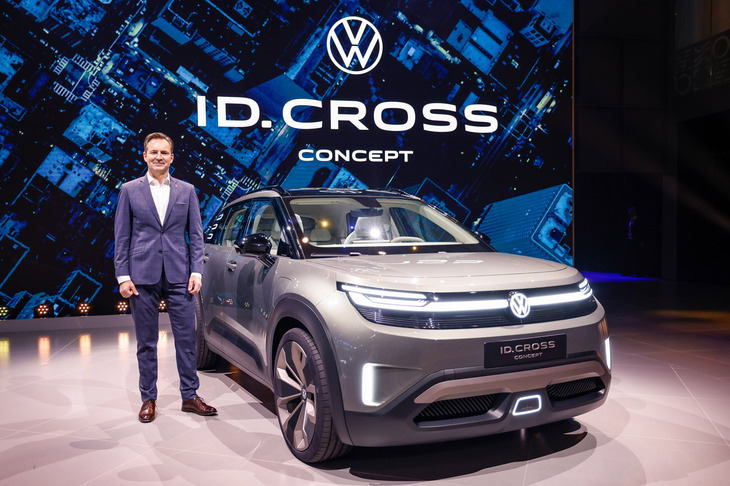 2025年9月、ドイツ・ミュンヘンで開催されたIAAモビリティー2025で発表されたフォルクスワーゲンの新型電気自動車「ID.クロス コンセプト」。同社のステージにフォルクスワーゲン ブランドCEOのトーマス・シェーファー氏（写真左）が登壇し、ID.クロス コンセプトを紹介した。
