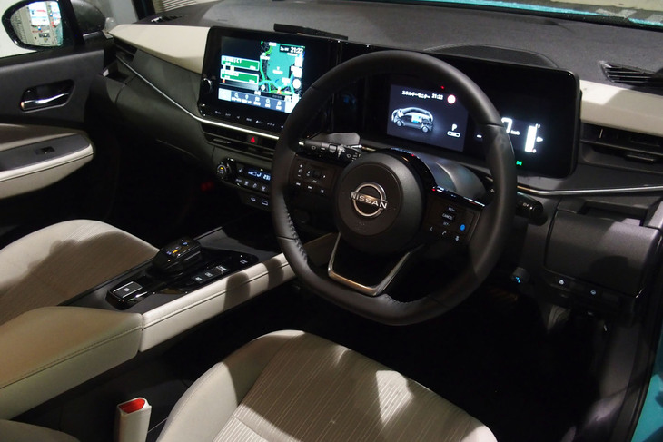 助手席前のダッシュボードインサートに水引をモチーフとしたデザインを採用するなどしてインテリアをリフレッシュ。7インチのメーターパネルと9インチのディスプレイが並ぶインストゥルメントパネルが目を引く。