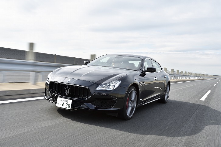 2018年型「クアトロポルテ」にはレーンキープアシストのほか、アクティブブラインドスポットアシストや交通標識認識機能が備わっている。