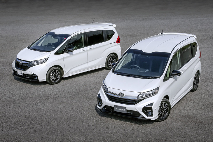 新旧の「ホンダ・フリード モデューロX Honda SENSING」。左が従来型で、右がマイナーチェンジ後のモデル。