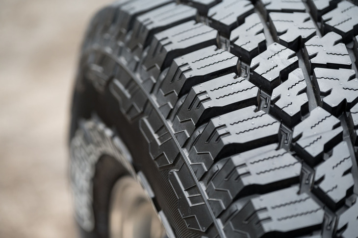 シングルピッチのショルダーブロックは、パターンノイズの悪化を抑えるためのもの。快適性も重視した製品となっているのだ。