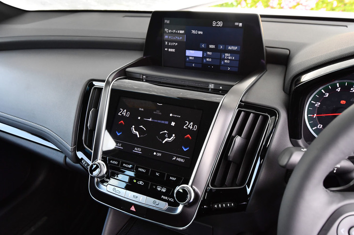 センターコンソールには、カーナビのマップを表示する8インチディスプレイ（上段）と、エアコンの操作などに使う7インチディスプレイ（下段）がレイアウトされる。
