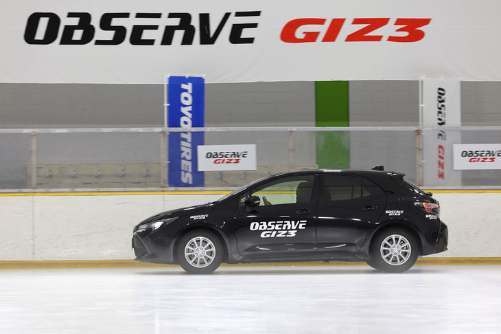 20km/hからのフルブレーキングで制動距離の違いをチェック。「オブザーブ ギズ2」と新しい「ギズ3」とでは、制動時の安定感や、完全停止までの距離が如実に異なっていた。ギズ3がうたうアイスブレーキ性能22％アップは、誰もが実感できる掛け値なしの性能だと思えた。