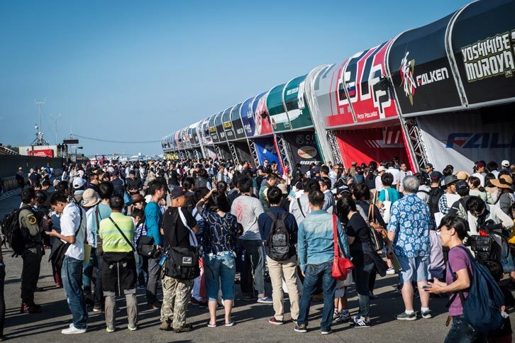 6月3日に行われたハンガーウオークの様子。滑走路や格納庫などについては、レース会場となる海浜幕張公園から約9km離れた浦安市に設けられている。（Jason Halayko/Red Bull Content Pool）