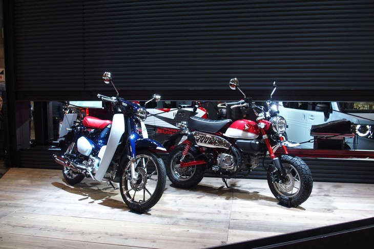 ブース入り口に展示されていた「スーパーカブC125」（左）と「モンキー125」（右）。