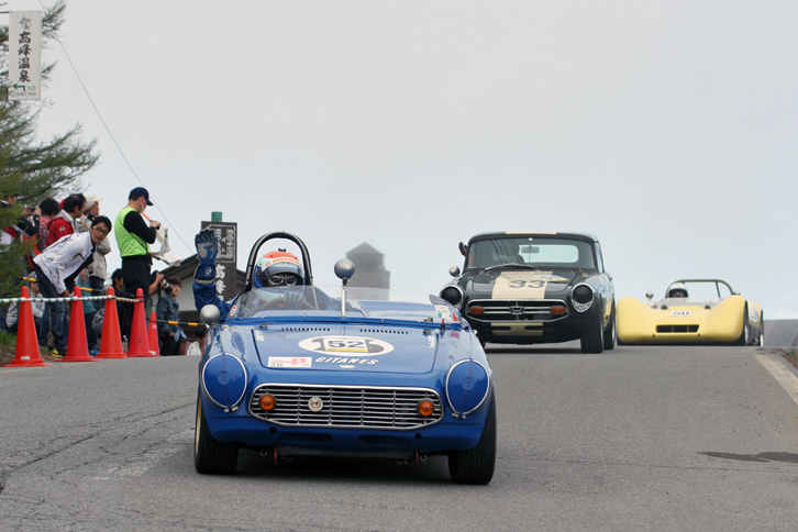 ヒルクライムのフィニッシュ地点に近い高峰高原ホテル前から、スタート地点に向かって下っていく1964年「ホンダS600」と1967年「同S800」のレーシング仕様など。