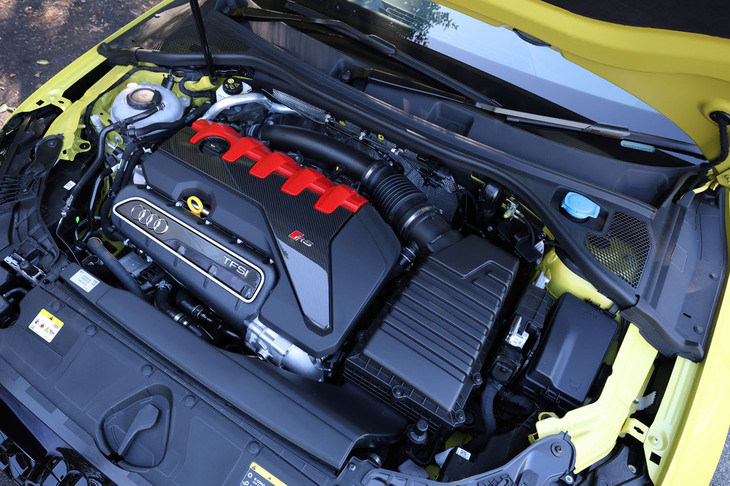 【アウディRS 3スポーツバック】
	ボディーサイズ：全長×全幅×全高＝4380×1850×1435mm／ホイールベース：2630mm／車重：1610kg／駆動方式：4WD／エンジン：2.5リッター直5 DOHC 20バルブ ターボ／トランスミッション：7段AT／最高出力：400PS（294kW）/5600-7000rpm／最大トルク：500N・m（51.0kgf・m）/2250-5600rpm／タイヤ：（前）265/30ZR19 93Y／（後）245/35ZR19 93Y（ブリヂストン・ポテンザ スポーツ）／燃費：10.6km/リッター（WLTCモード）／価格：906万円
	
	【取材時の燃費データ】
	テスト距離：395.4km（市街地1：高速道路7：山岳路2）／使用燃料：42.96リッター（ハイオクガソリン）／参考燃費：9.2km/リッター（満タン法）／9.1km/リッター（車載燃費計計測値）