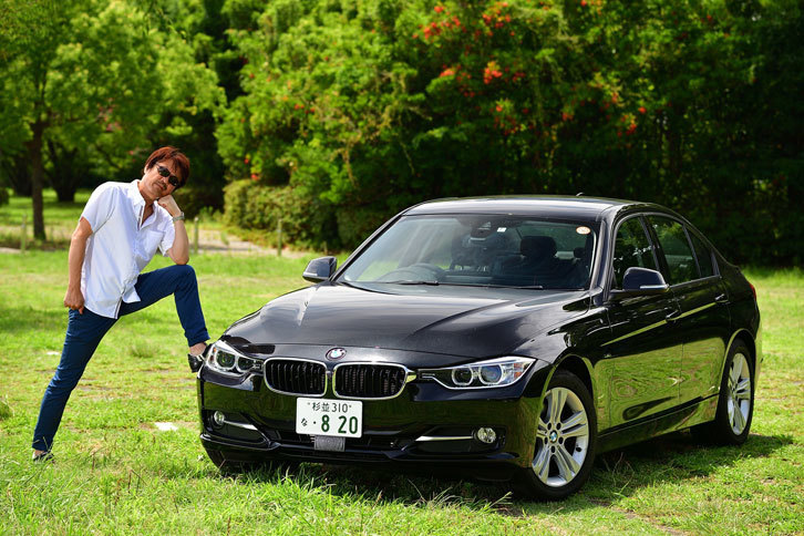 当連載を担当するモータージャーナリストの清水草一氏と愛車の“エリート特急”こと「BMW 320d」。（写真＝池之平昌信）
