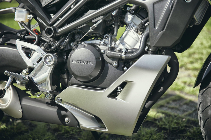 排気量124ccの水平4ストロークエンジンは、1万rpmで最高出力13psを発生。ボディーカラー（試乗車の黒のほか、赤と白の計3色をラインナップ）に関わらず、エンジンの下方には銀色のアンダーパネルが装着される。