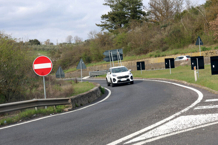 2022年12月の逆走事故は、写真内の出口ランプ（白いキア車がやってくるレーン）に入り、そのまま本線に進入してしまったことが原因だった。シエナ北インターチェンジにて。