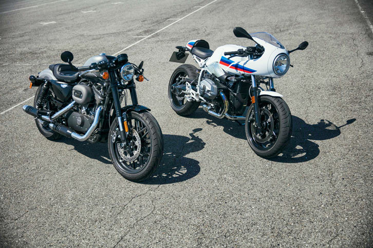 「ハーレーダビッドソン・ロードスター カフェカスタム・コアパッケージ」（左）と「BMW R nineTレーサー」（右）。