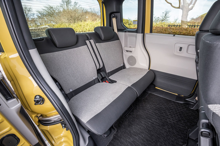 後席は前後に190mmスライドできる。写真は最後部までスライドさせた室内の様子。肘や肩まわりの空間は、先代モデルよりも55mm拡大されている。左右にはドリンクホルダー付きのサイドポケットが備わり、特に右側はボックスティッシュが収容できる大容量タイプとなっている。