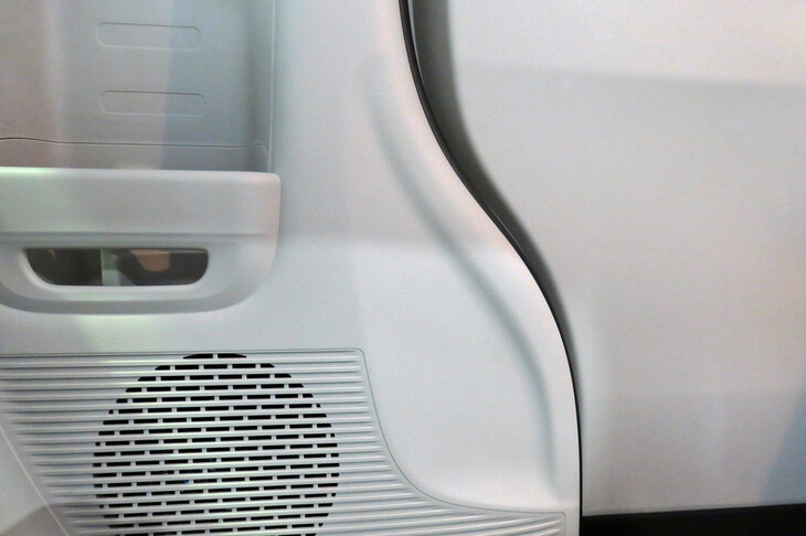 リアスライドドア開口部の縁には、乗降の際に子供が手をかけやすいようくぼみが設けられている。