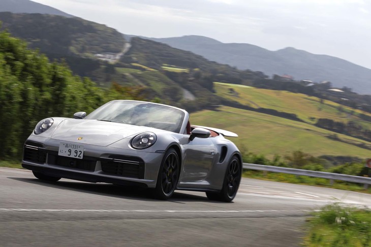 「911ターボSカブリオレ」の国内価格は、クーペモデルよりも288万円高の3180万円。現行型「911」シリーズの中で、最も高価なプライスタグを付ける。