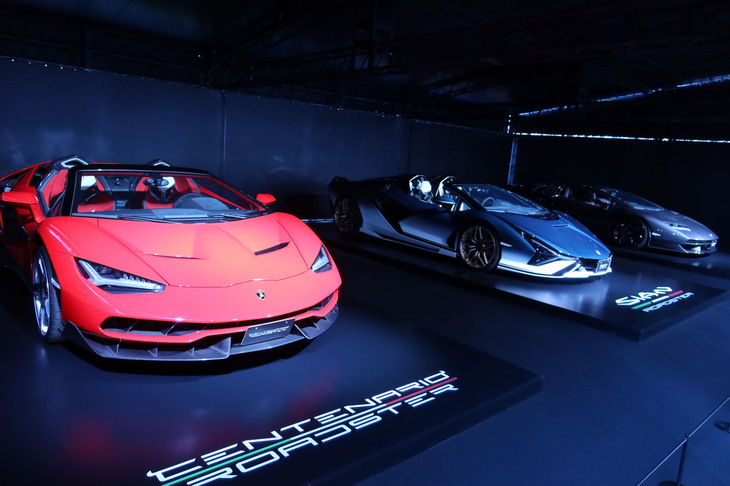 「ランボルギーニ・テメラリオ」の発表会場に展示された、（写真左から）「チェンテナリオ ロードスター」「シアン ロードスター」「カウンタックLPI800-4」。