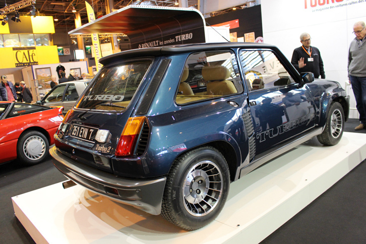 「ルノー5ターボ2」（1983年）。ギャレット製T3ターボチャージャー付きの1.4リッター直4エンジン（最高出力160ps/6000rpm）をミドシップ。最高速度は200km/hに達した。ルノーの“ターボ付き市販車ストラテジー”における、イメージリーダー的な役割を果たした。