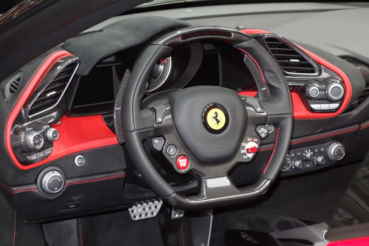 コックピットまわりは、ベースとなった「488スパイダー」に準ずるが、赤いアクセントの割合が増やされている。