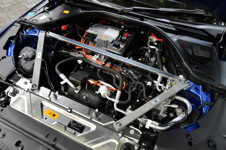 フロントに最高出力258PSの、リアには313PSの駆動用モーターを搭載。システム全体で544PSを発生する。