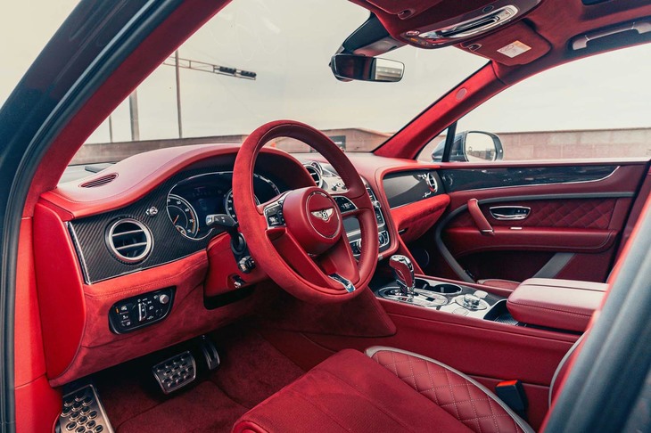 インテリアの表皮には、「ベンテイガ」としては初めてアルカンターラが採用されている。