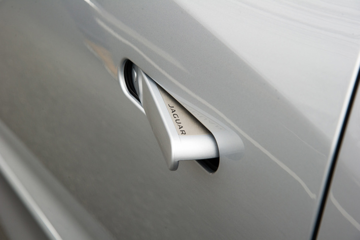 同門の「ランドローバー・レンジローバー ヴェラール」などにも搭載される「デプロイアブルドアハンドル」。走行中は自動的に格納されるが、停車中に押し込もうとするとホーンで警告（？）されてしまう。