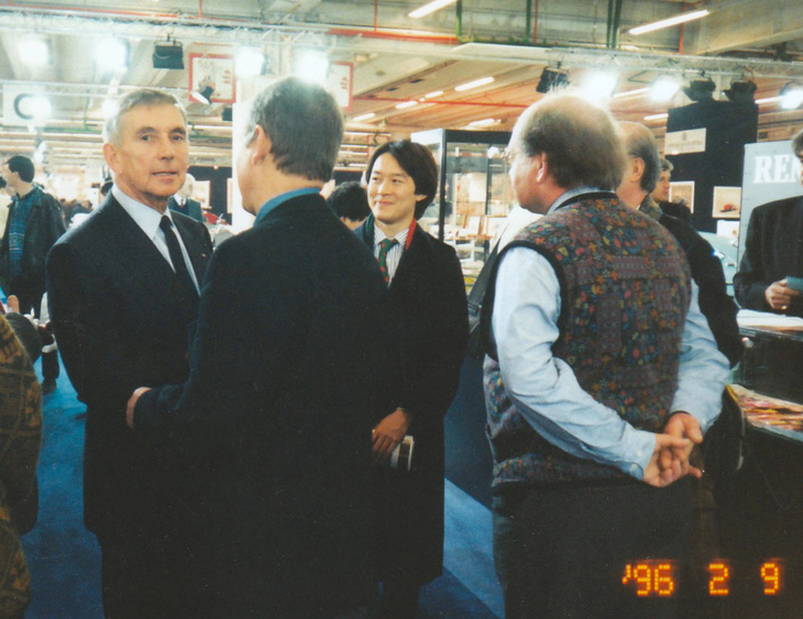 筆者のアルバムから。1996年に初めて「レトロモビル」を訪れたときのスナップ。こちらを向いているのがカロスリ・ルコックの創立者、アンドレ・ルコック氏。