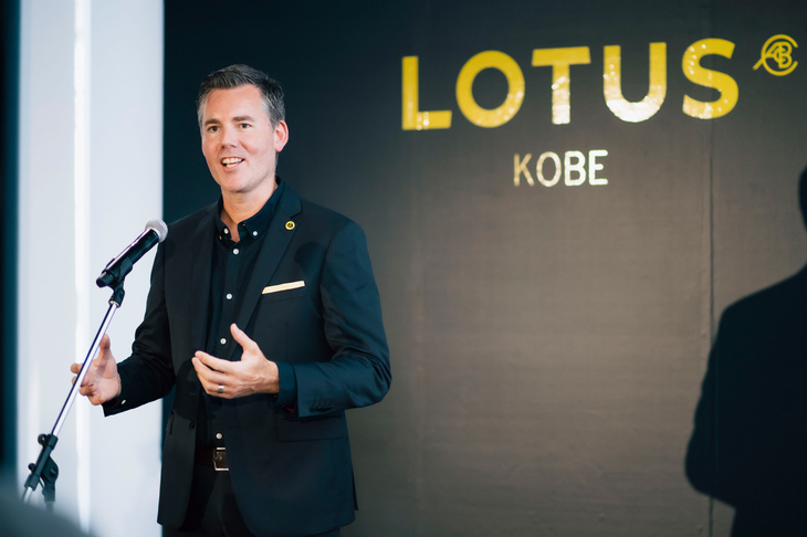 オープニングセレモニーより、あいさつに立つロータス カーズのダン・バルマー氏。 ヨーロッパ、アジアパシフィック、中東、アフリカ地域のプレジデント兼CEOを務める。