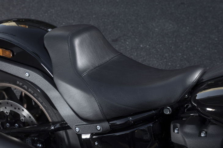 「ローライダー」がタンデムシートの2人乗りなのに対し、「ローライダーS」ばバックソロシートを装備した1人乗りとなっている。加速の際に、しっかりライダーのでん部を支える形状が特徴。