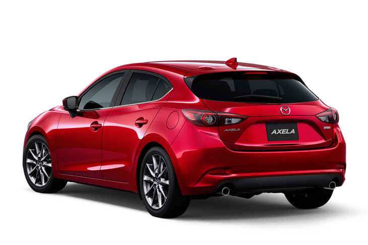 こちらは「マツダ・アクセラスポーツ」。リアバンパーのボリューム感が「トヨタ・カローラ スポーツ」とはずいぶん違う。