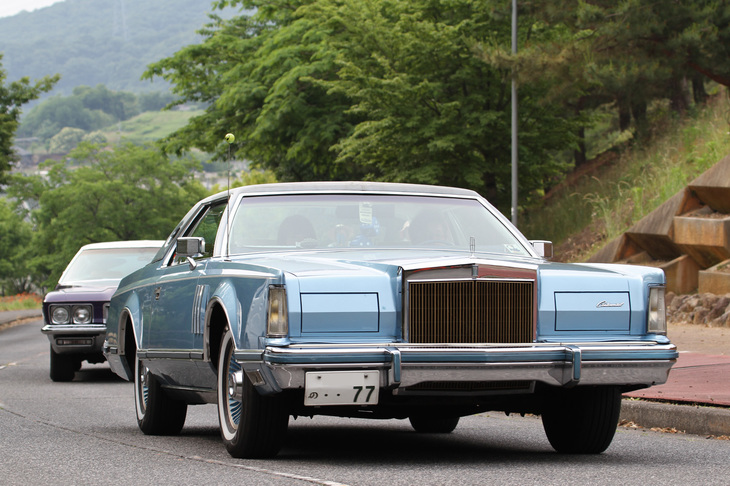 1977年「リンカーン・コンチネンタルMk V」。GMの「キャデラック・エルドラド」に対抗するフォードの最高級パーソナルクーペ。