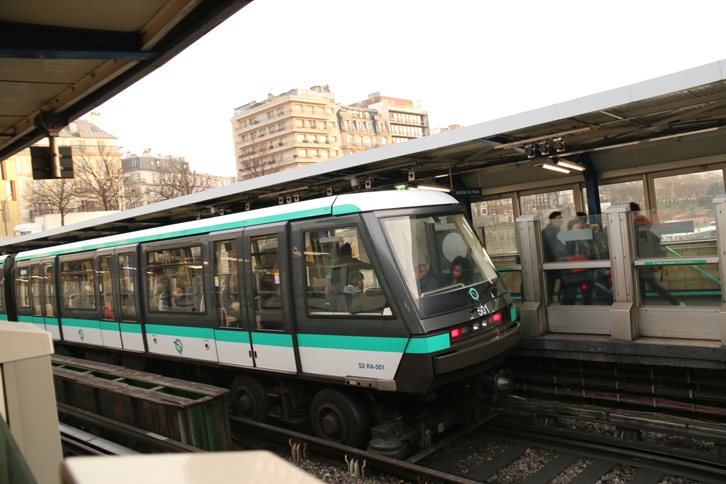 パリ地下鉄1号線のバスティーユ駅にて。アルストーム製MP05型車両は、完全無人運転である。