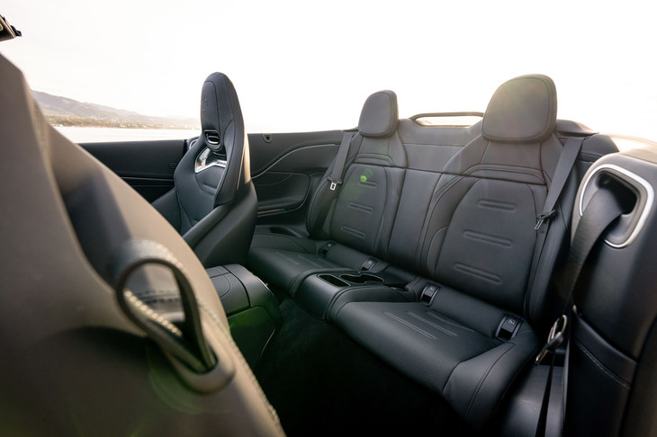 後席は大人でも難なく乗り込めるだけのサイズが確保されている。シートはヘッドレスト下の横線の部分から前に倒せるようになっている。